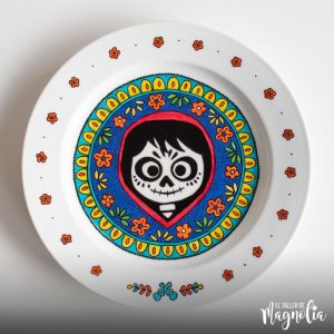 Plato pintado a mano coco miguel