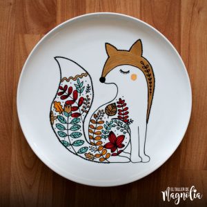 Plato decorativo pintaod a mano - loza ilustrada zorrito