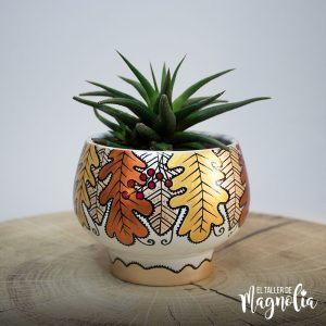 Suculentas en macetas pintadas a mano
