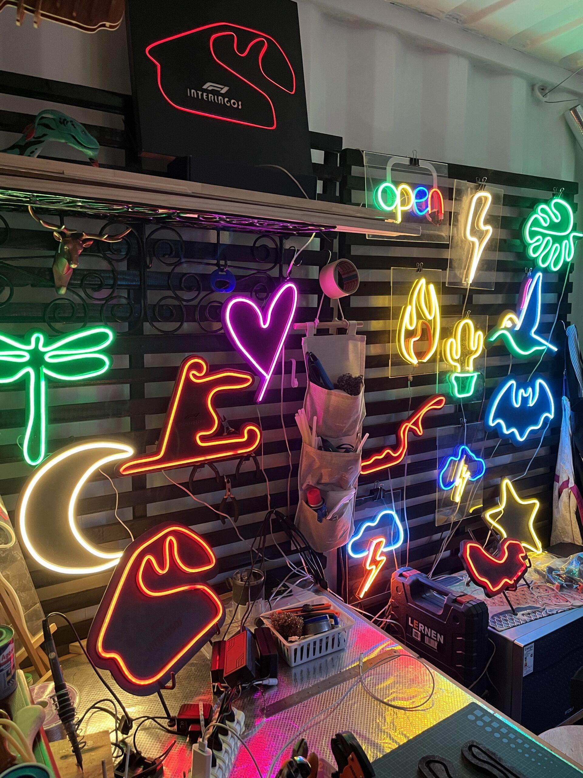 Tendencia Deco: Ilumina tus espacios con luces LED de neón